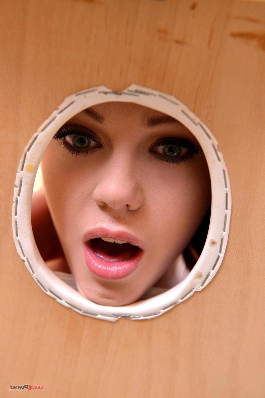 20P Der Teenager Ella Hughes wird von ihrem Masseur auf den Hintern geohrfeigt und in die Muschi gefickt