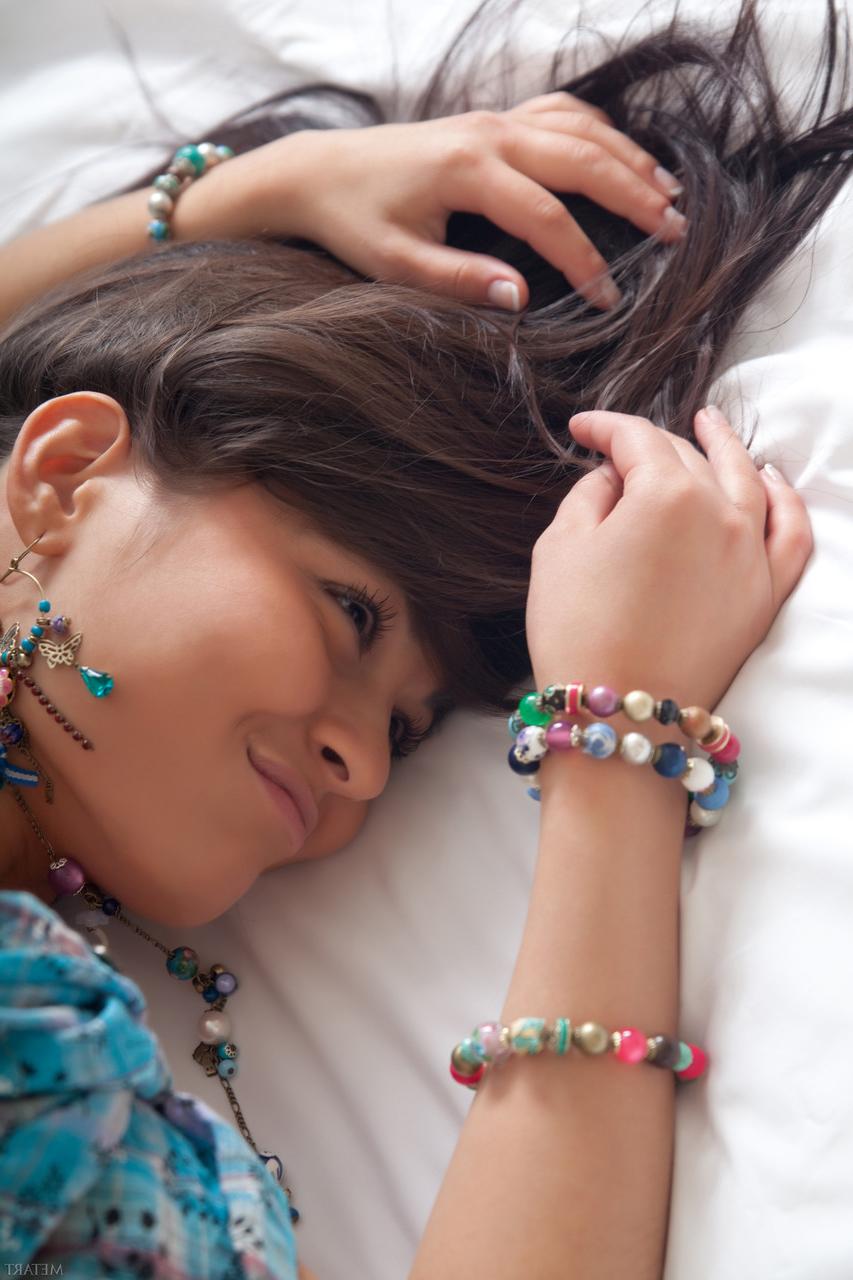 20P La linda y delgada joven Shereen A muestra su coño peludo y posa en una cama