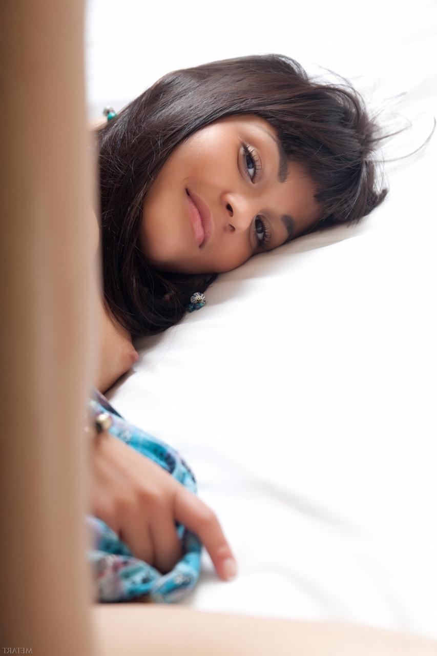 20P La linda y delgada joven Shereen A muestra su coño peludo y posa en una cama