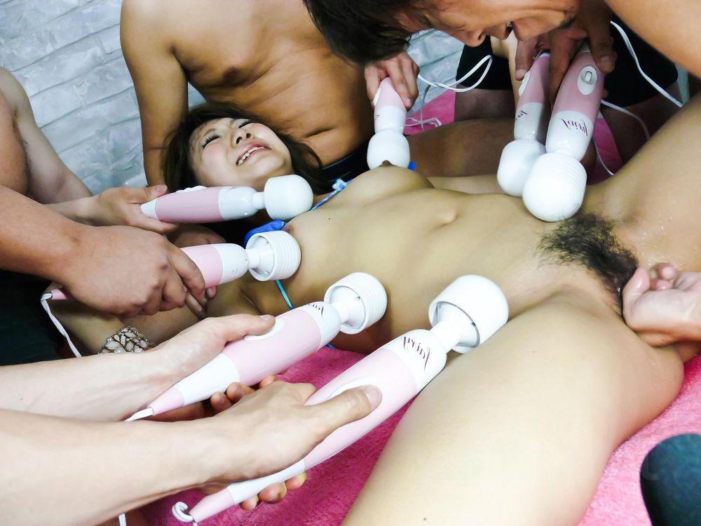 15P Das japanische Mädchen Mahiru Tsubaki wird masturbiert, bevor es Schwänze lutscht