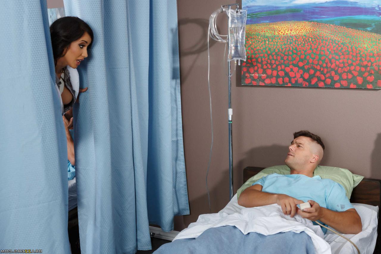 20P A enfermeira Chesty Isis Love facilita os pacientes com sexo oral a três e foda no hospital