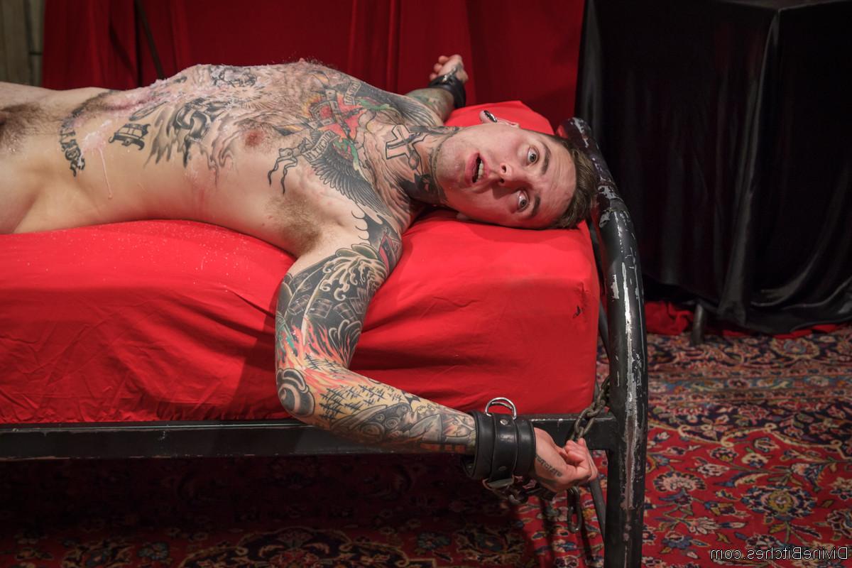20P La pequeña dominatriz Mona Wales tiene una sesión oral pervertida con su esclavo tatuado