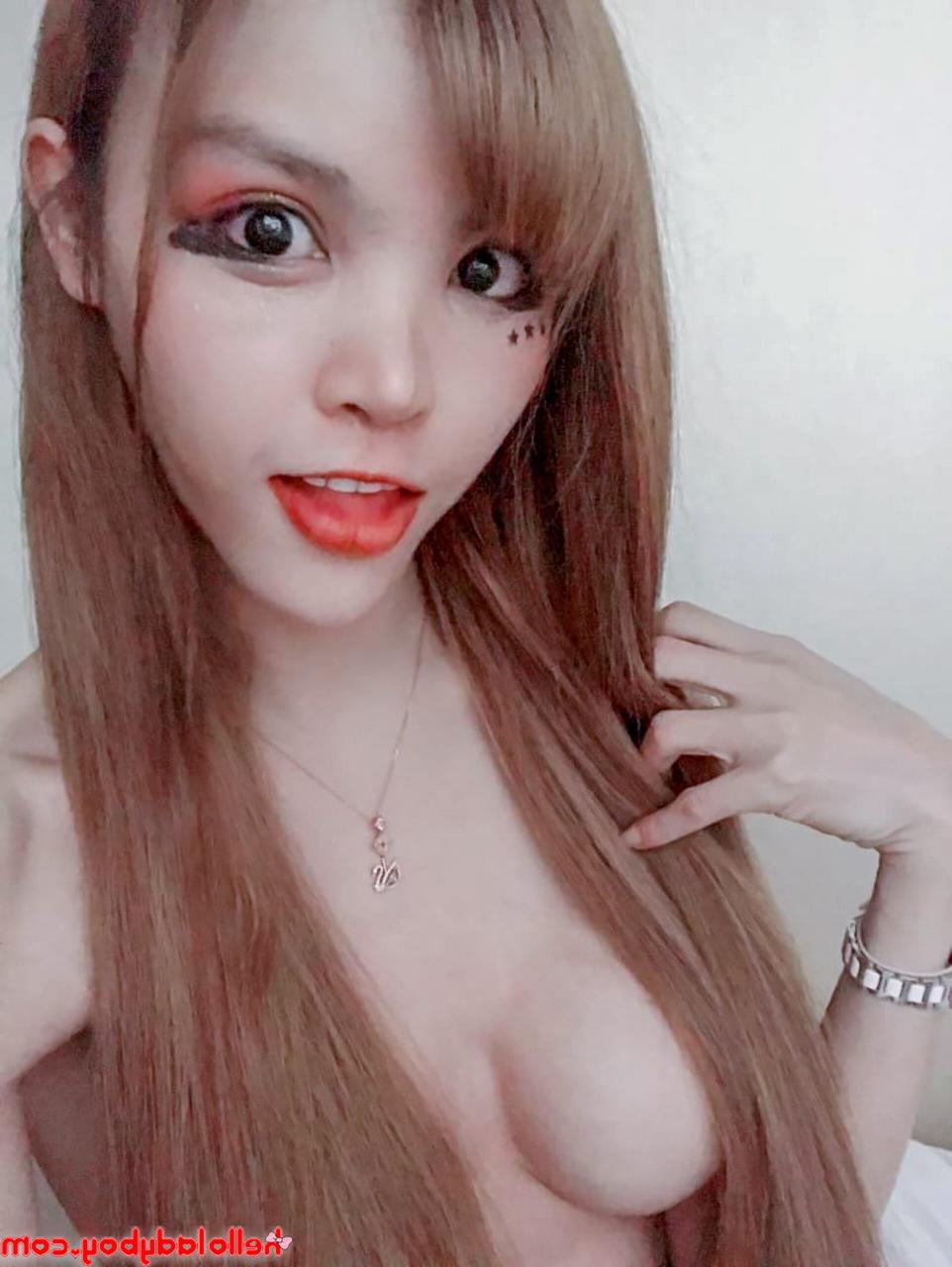 20P Pretty Asian babe shows off her beautiful tits while taking selfies