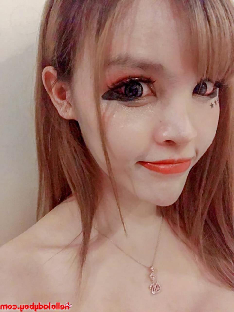 20P Pretty Asian babe shows off her beautiful tits while taking selfies