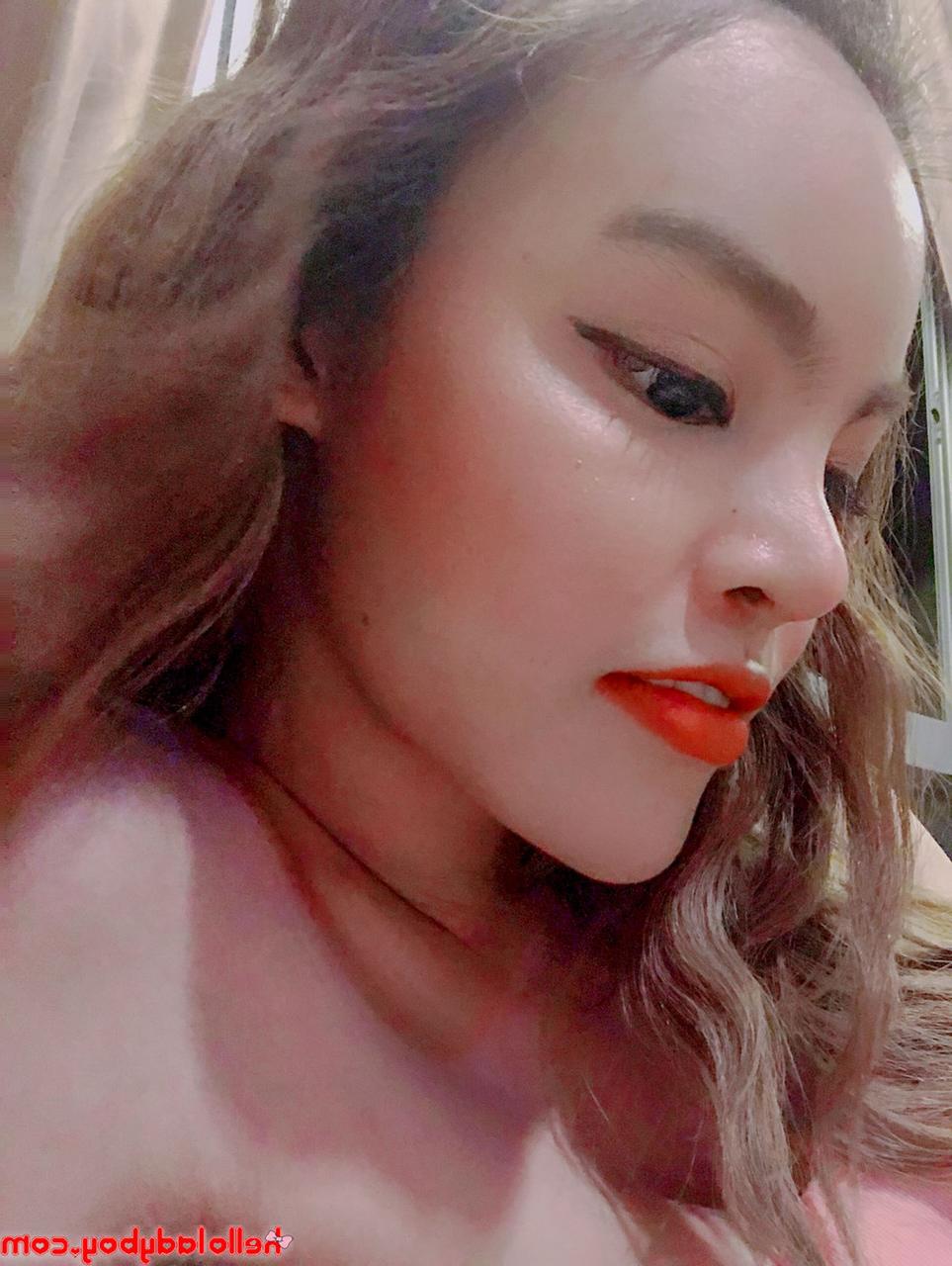 20P Pretty Asian babe shows off her beautiful tits while taking selfies