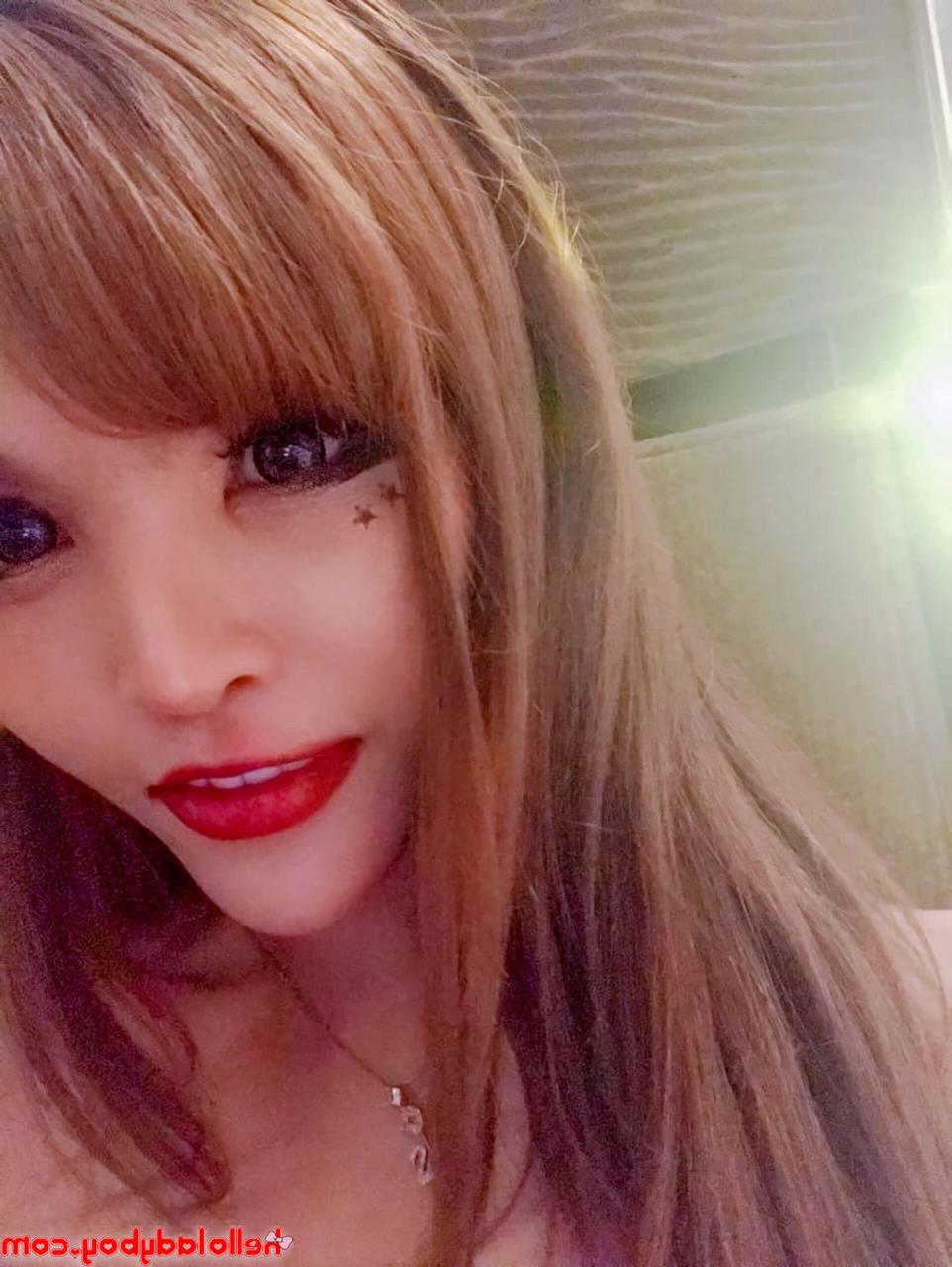 20P Pretty Asian babe shows off her beautiful tits while taking selfies
