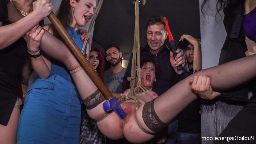 15P Die Rothaarige wird nackt durch die Straßen der Stadt geführt, bevor sie ebenfalls einen Gangbang durchführt