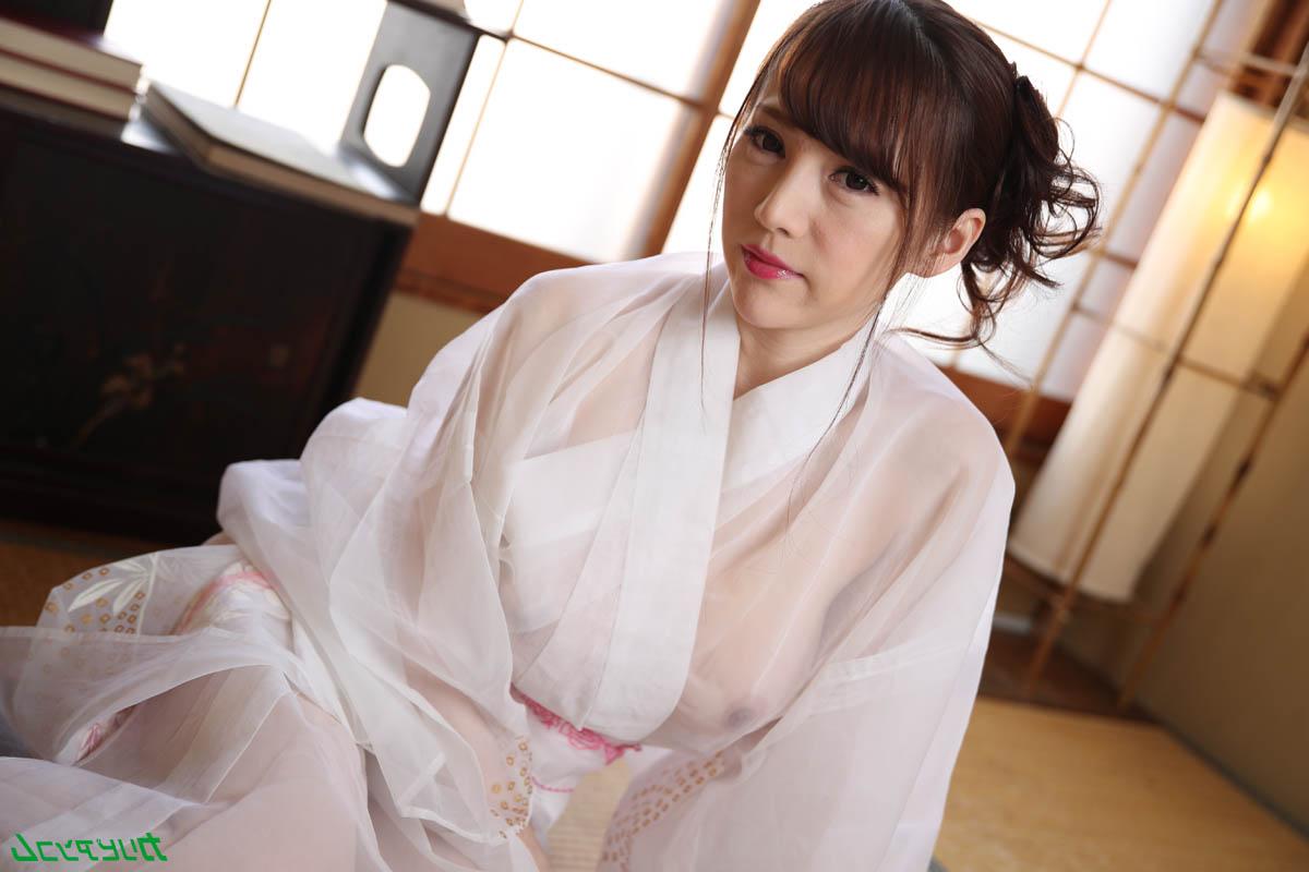 20P La sexy asiática Mika Sumire muestra su coño lleno de creampie después del sexo duro