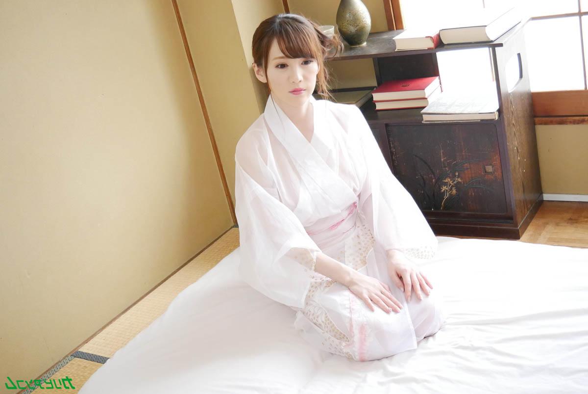 20P La sexy asiática Mika Sumire muestra su coño lleno de creampie después del sexo duro