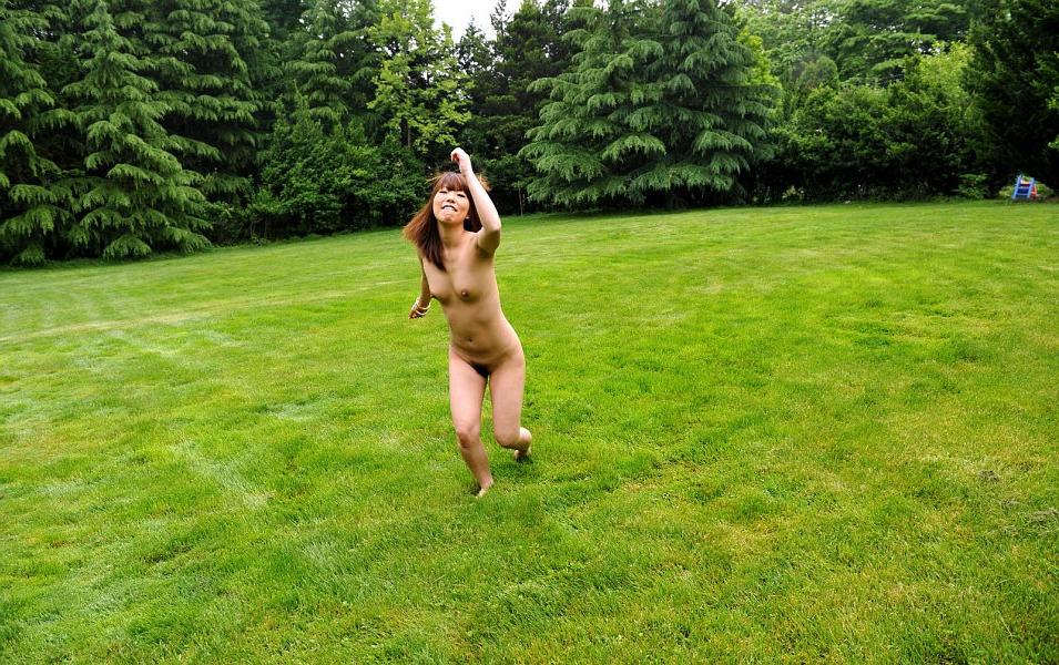 16P La jeune japonaise Youzc s'ébat dans un jardin dans son costume d'anniversaire.