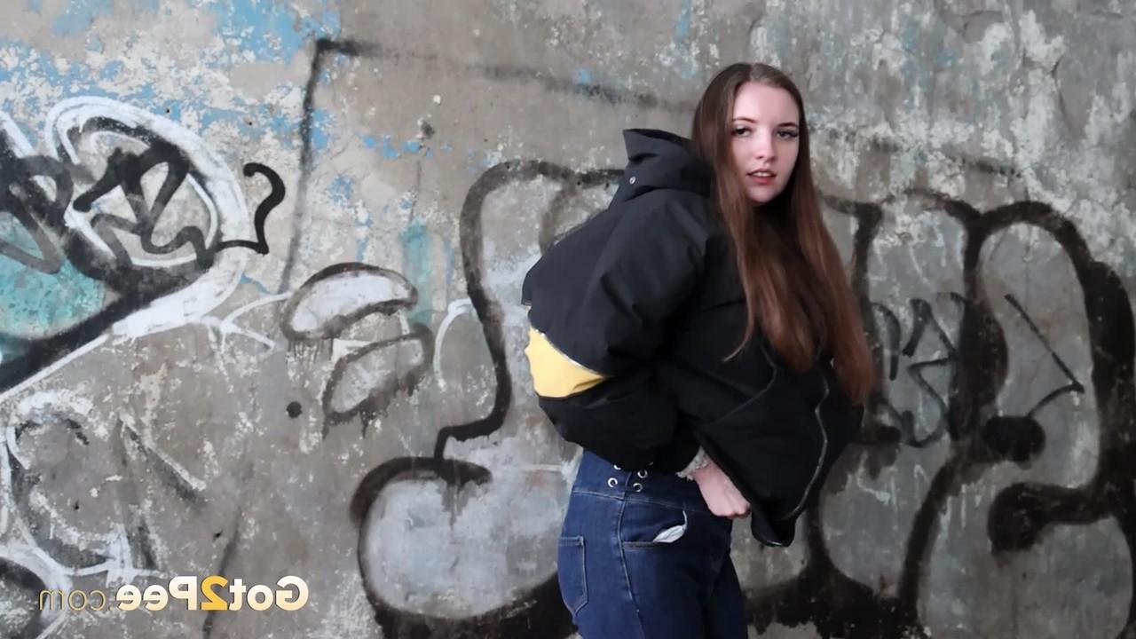 15P A garota da porta ao lado, Vika, é pega com a calça jeans puxada para baixo enquanto mija
