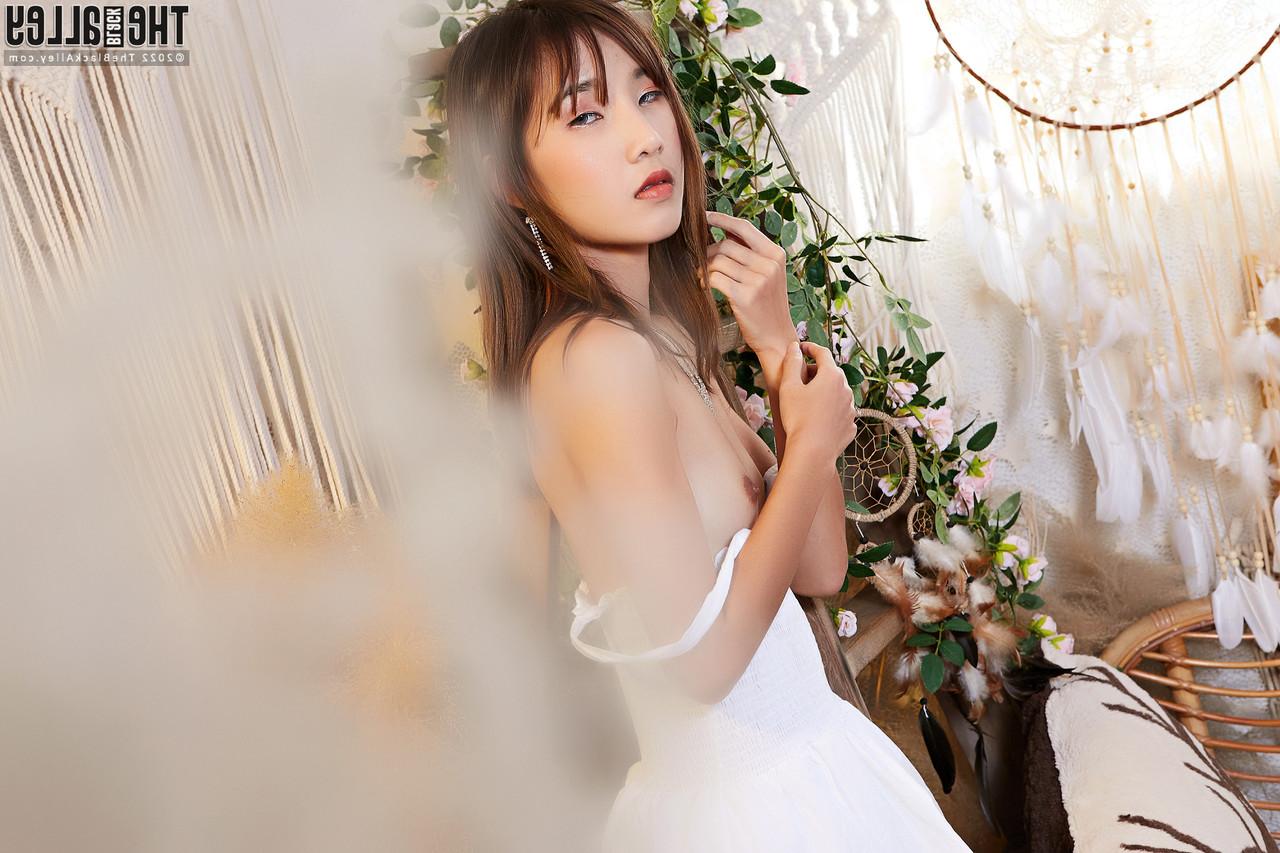 16P Miyo, une jeune asiatique maigre, enlève une jolie robe pendant une action en solo.