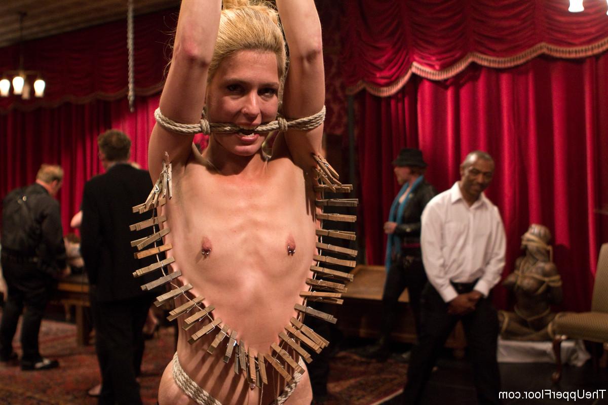 20P La zorra morena Penny Barber recibe una follada anal exhaustiva en una escena bdsm salvaje