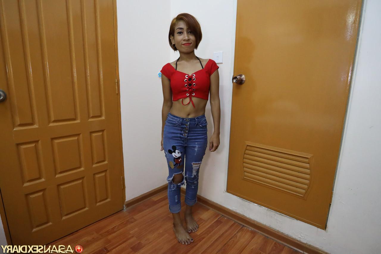 20P Slim Thai MILF Betty expõe seu corpo e pega uma vara dura em ação POV