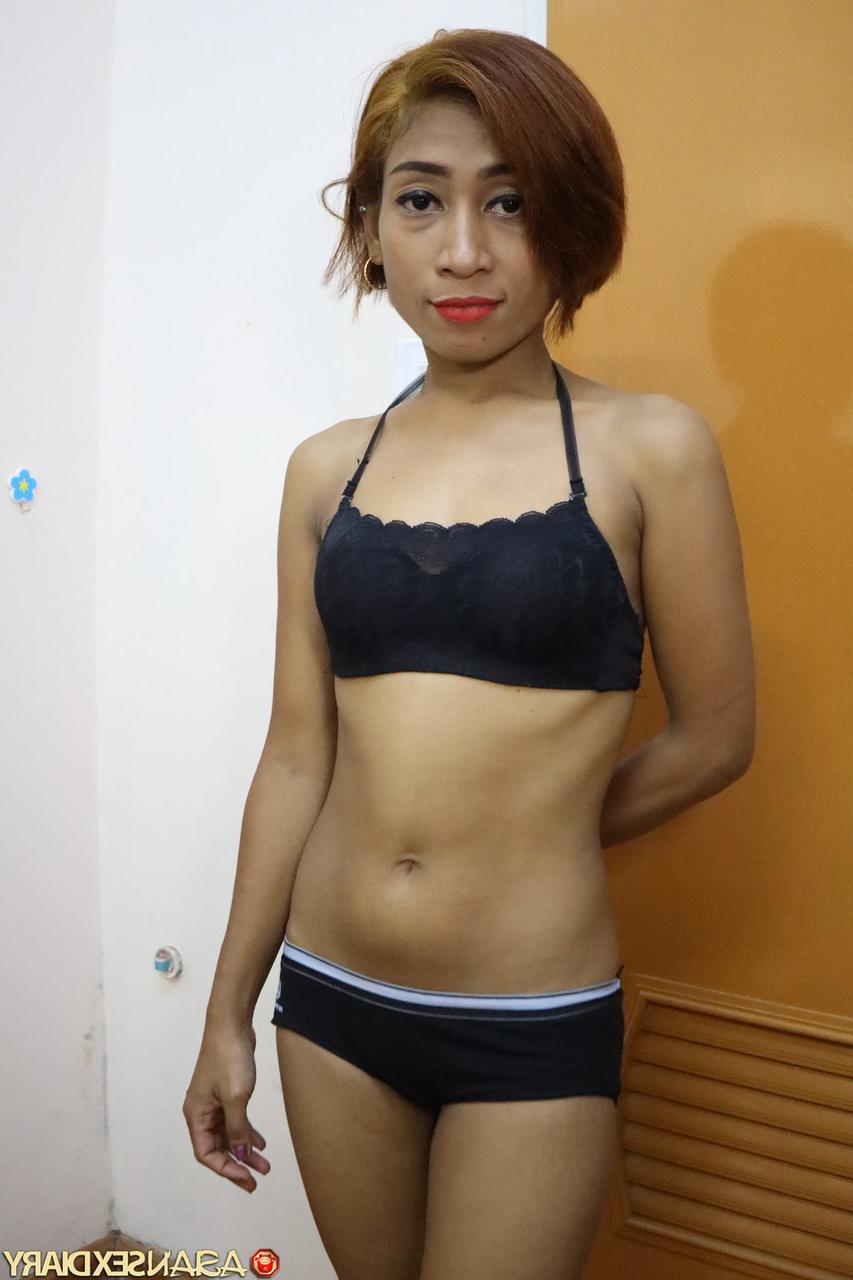 20P Slim Thai MILF Betty expõe seu corpo e pega uma vara dura em ação POV