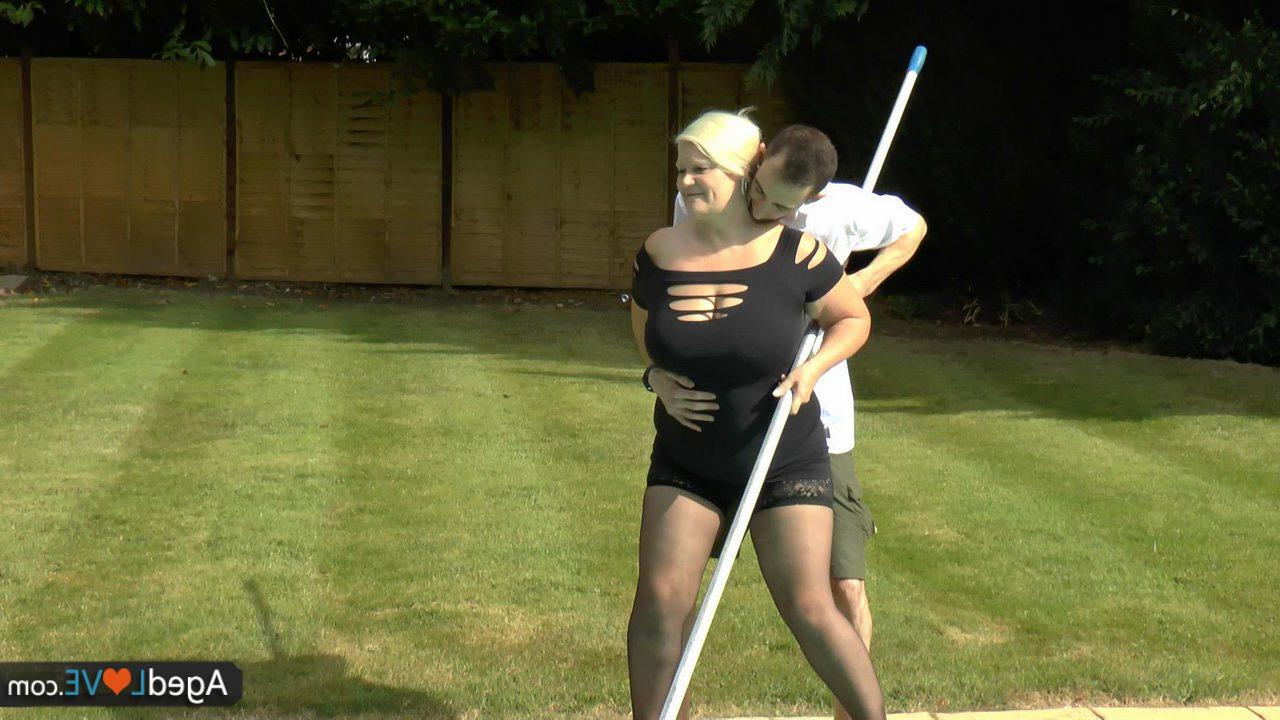 16P Die dicke blonde Oma Lacey hat Hardcore-Sex mit der jungen Poolreinigerin