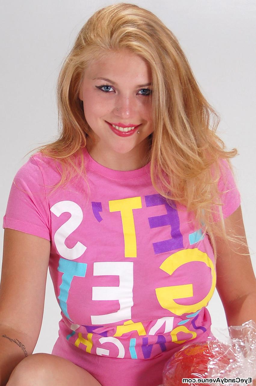 16P La douce jeune blonde Gemini affiche son superbe corps lors d'un engagement en solo.