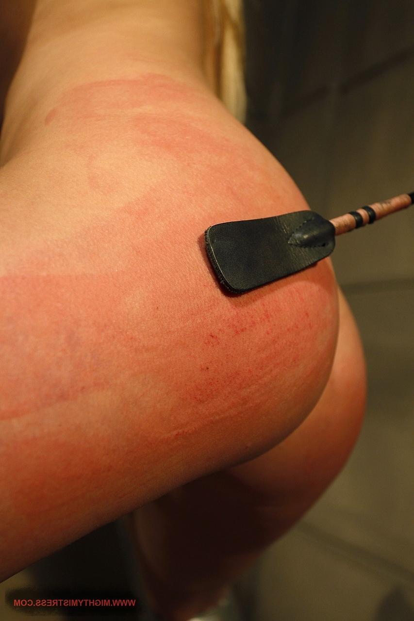 20P 残忍なBDSMセッションでサブチェーンされ、トリミングされ、ボール猿轡をされ、おもちゃにされるブロンドの熟女