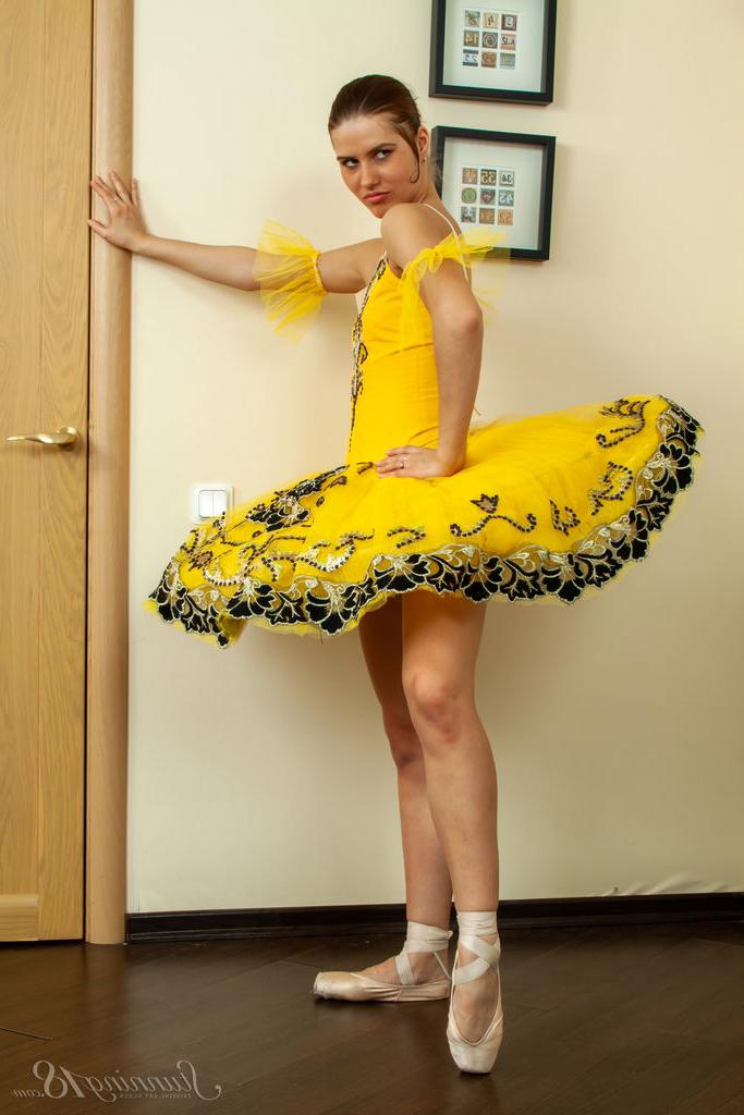 16P A linda bailarina Metis P faz ótimas poses enquanto tira a roupa e fica apenas com os chinelos