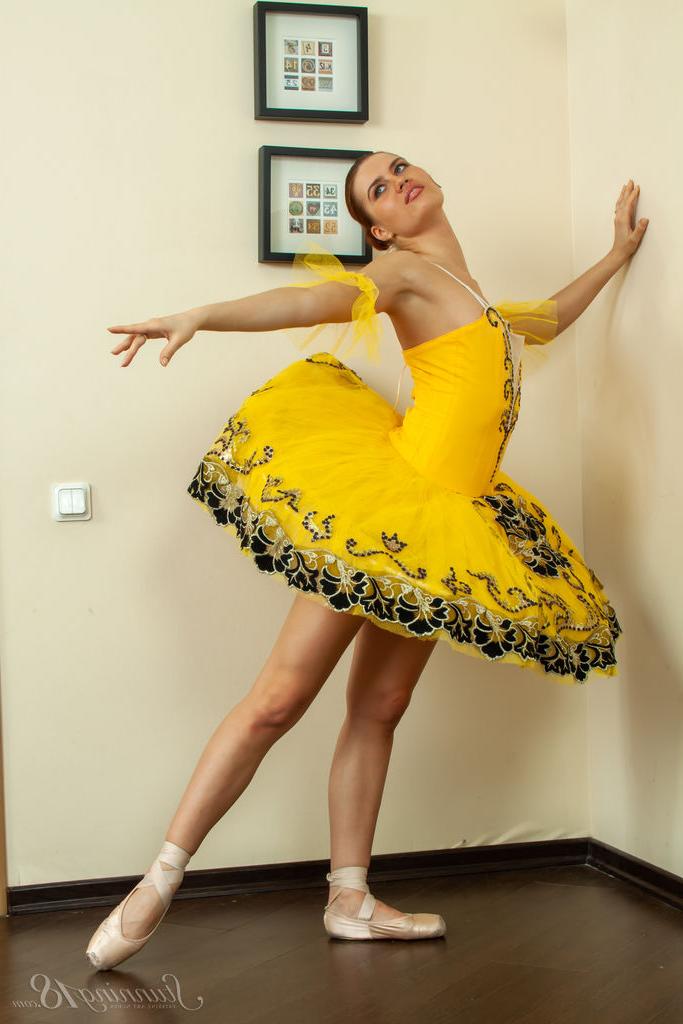 16P A linda bailarina Metis P faz ótimas poses enquanto tira a roupa e fica apenas com os chinelos