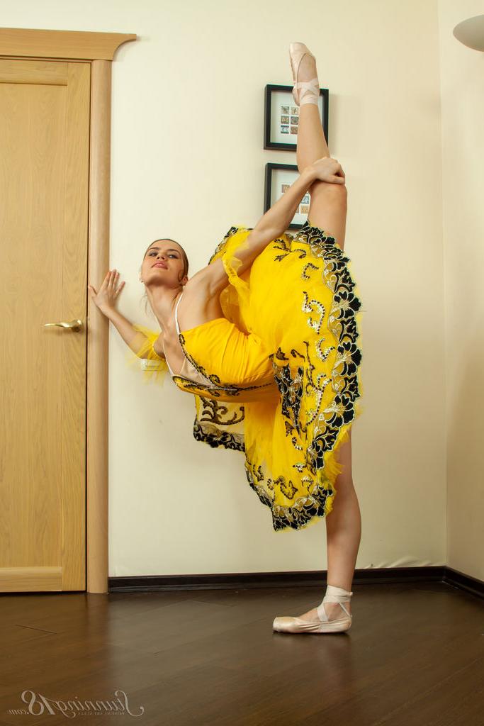 16P A linda bailarina Metis P faz ótimas poses enquanto tira a roupa e fica apenas com os chinelos