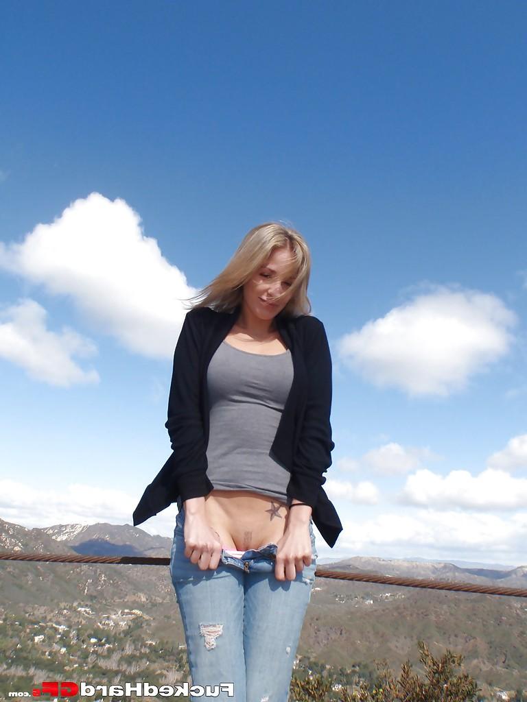 16P Hübsche junge Amateur-Blondine zieht sich im Freien aus und neckt ihre Fotze