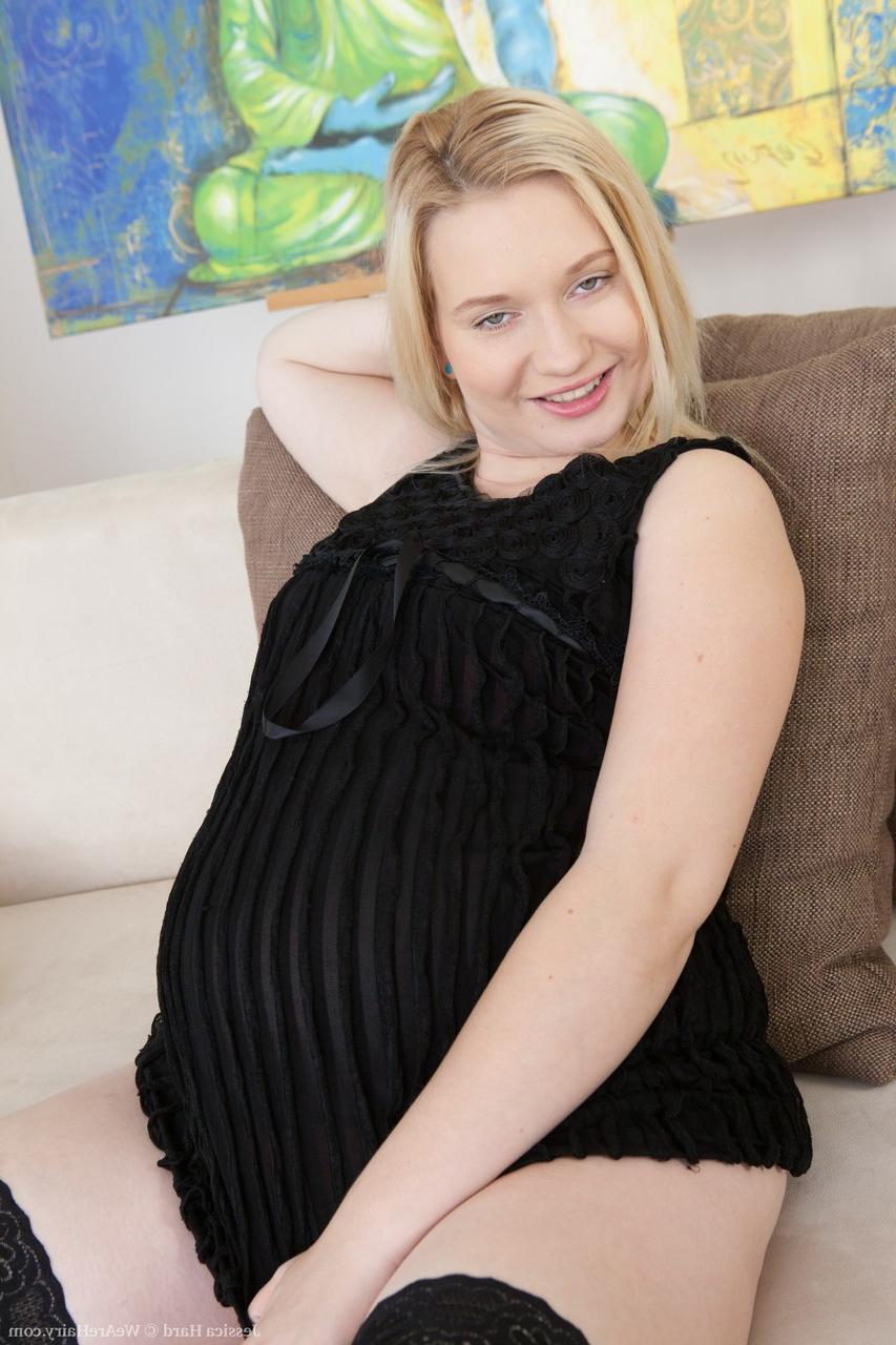 18P La jolie blonde enceinte Jessica Hard montre son ventre de bébé et étale ses poils.