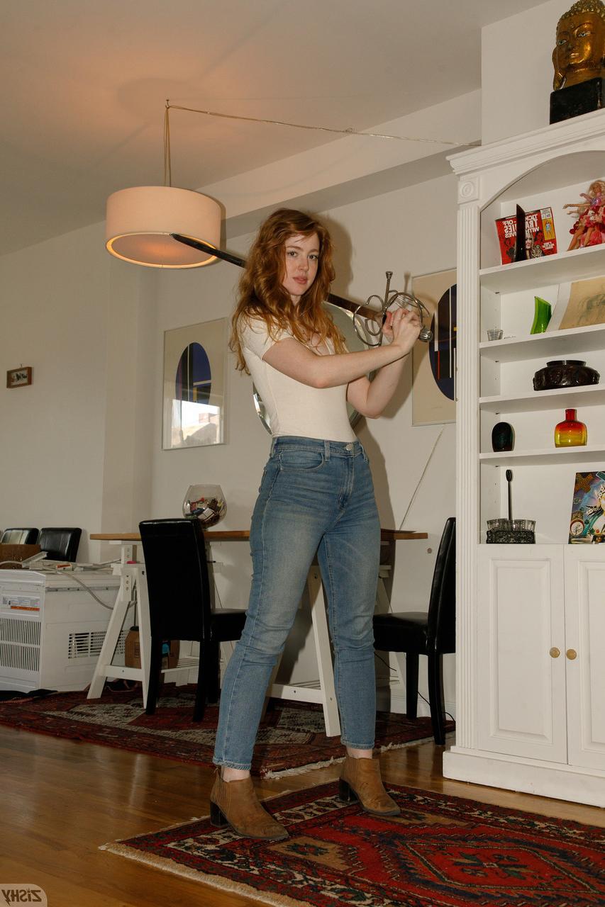 12P Amateur bombshell Erna O hara shows her round ass & her trimmed bush
