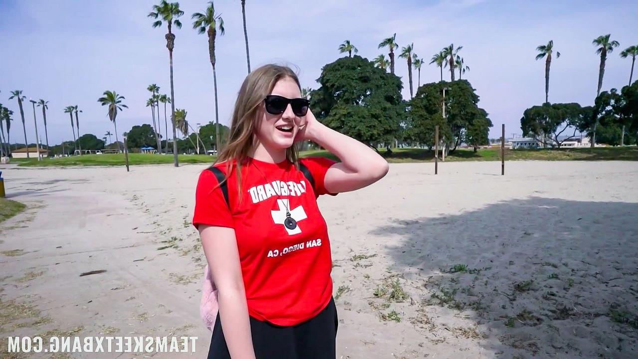 20P Dulce adolescente nerd con bonitas tetas Melody Marks se sienta sobre una erección dura y la monta