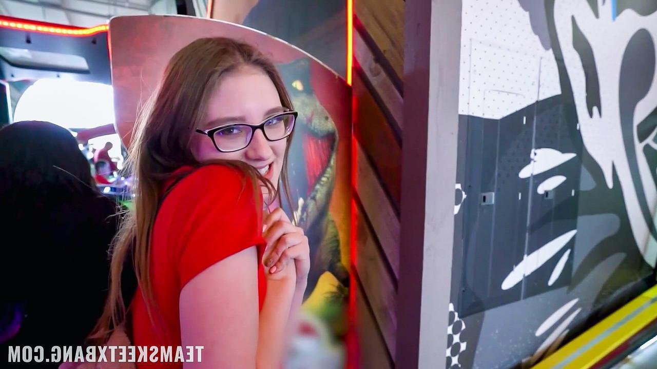 20P Dulce adolescente nerd con bonitas tetas Melody Marks se sienta sobre una erección dura y la monta