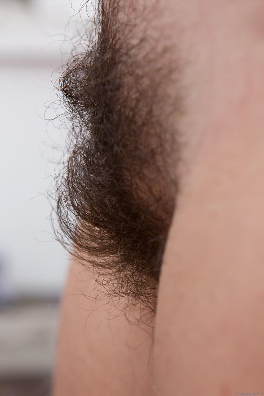 20P A sexy e gorda Patience fica totalmente nua e espalha sua buceta peluda de perto