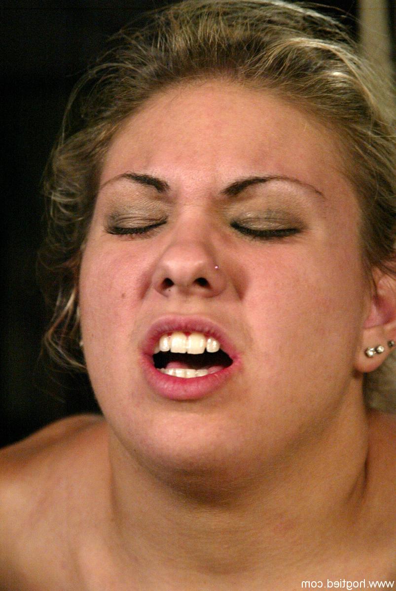 20P La jeune américaine coquine Aubrey Addams se fait caresser et baiser alors qu'elle est ligotée.