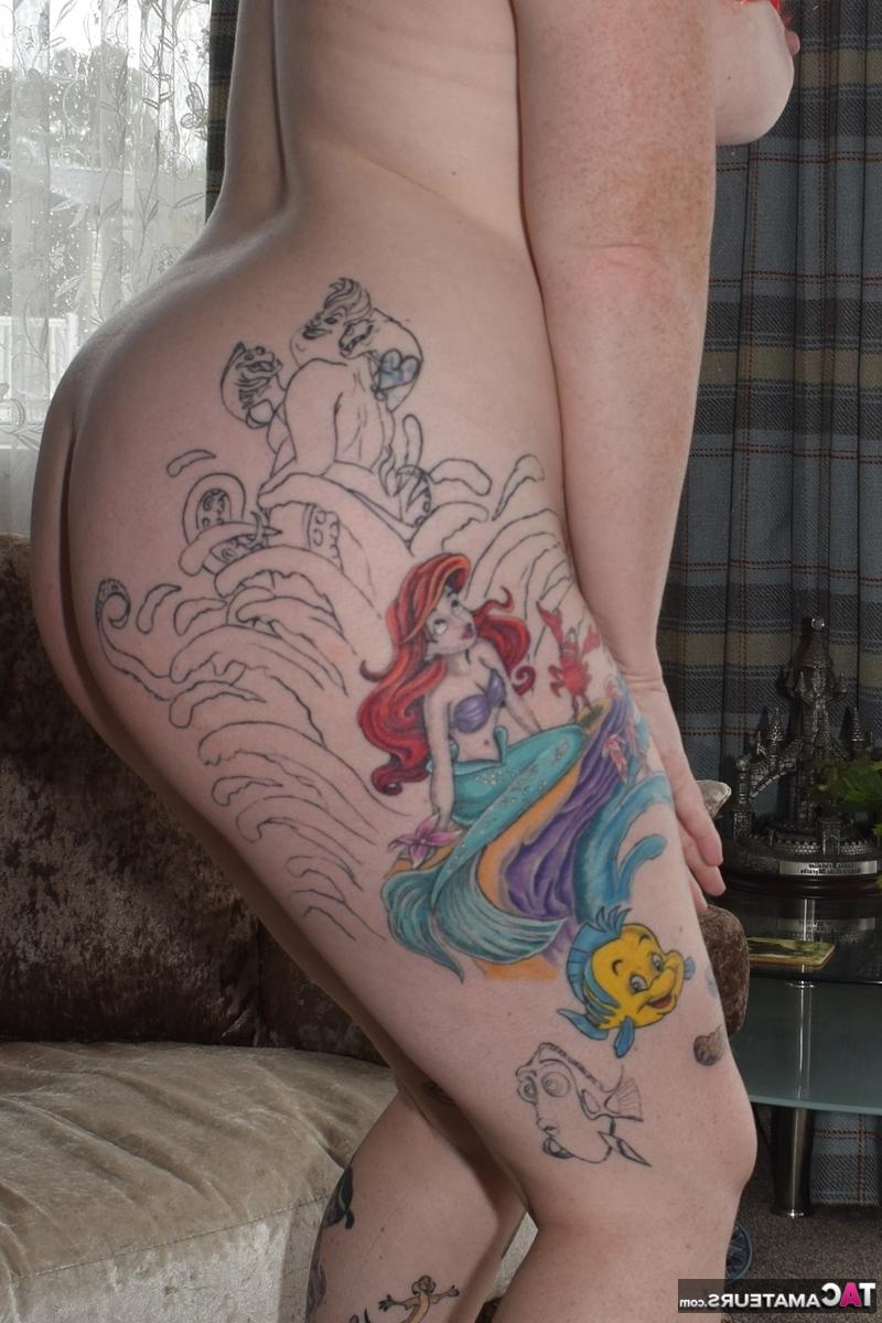 16P A ruiva tatuada Mollie Foxxx fica nua pela primeira vez de óculos