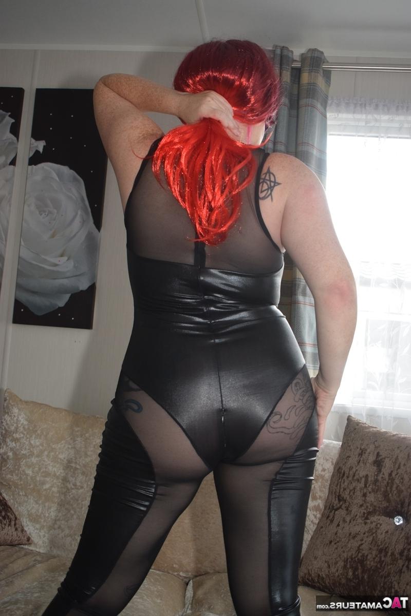 16P A ruiva tatuada Mollie Foxxx fica nua pela primeira vez de óculos