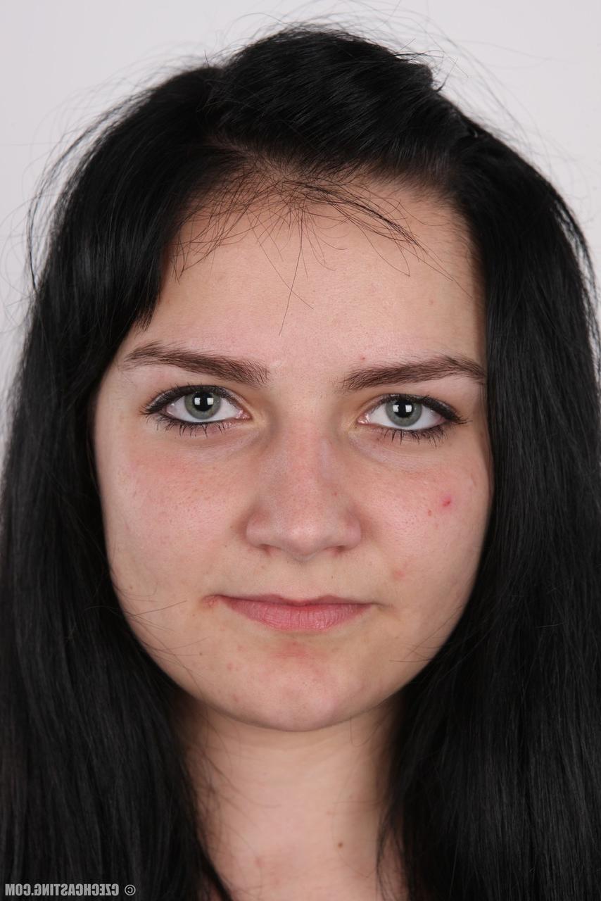 20P Das mollige Mädchen Marketa steht bei ihrem ersten Nackt-Solo-Shooting nackt da