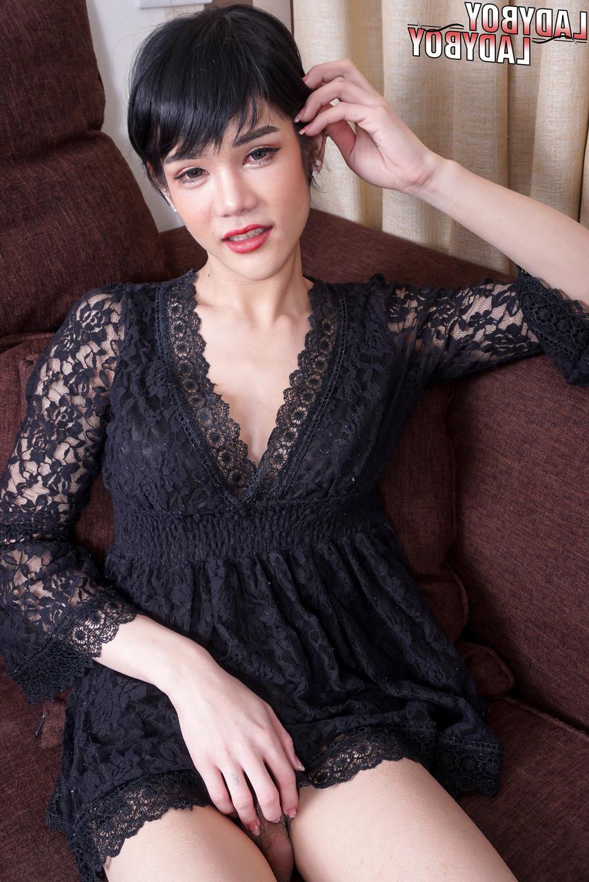 16P Transexuelle asiatique aux cheveux noirs révèle ses pieds sexy, ses gros seins et sa bite