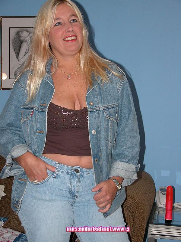 20P A gordinha amadora Liisa tira a roupa, mostra seus peitos grandes e brinca com sua buceta gorda