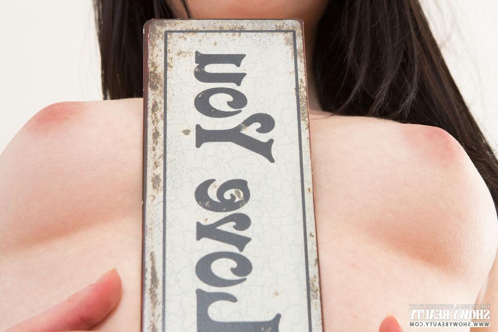 20P A jovem beleza Honey liberta seu grande corpo de roupas durante uma ação em close-up