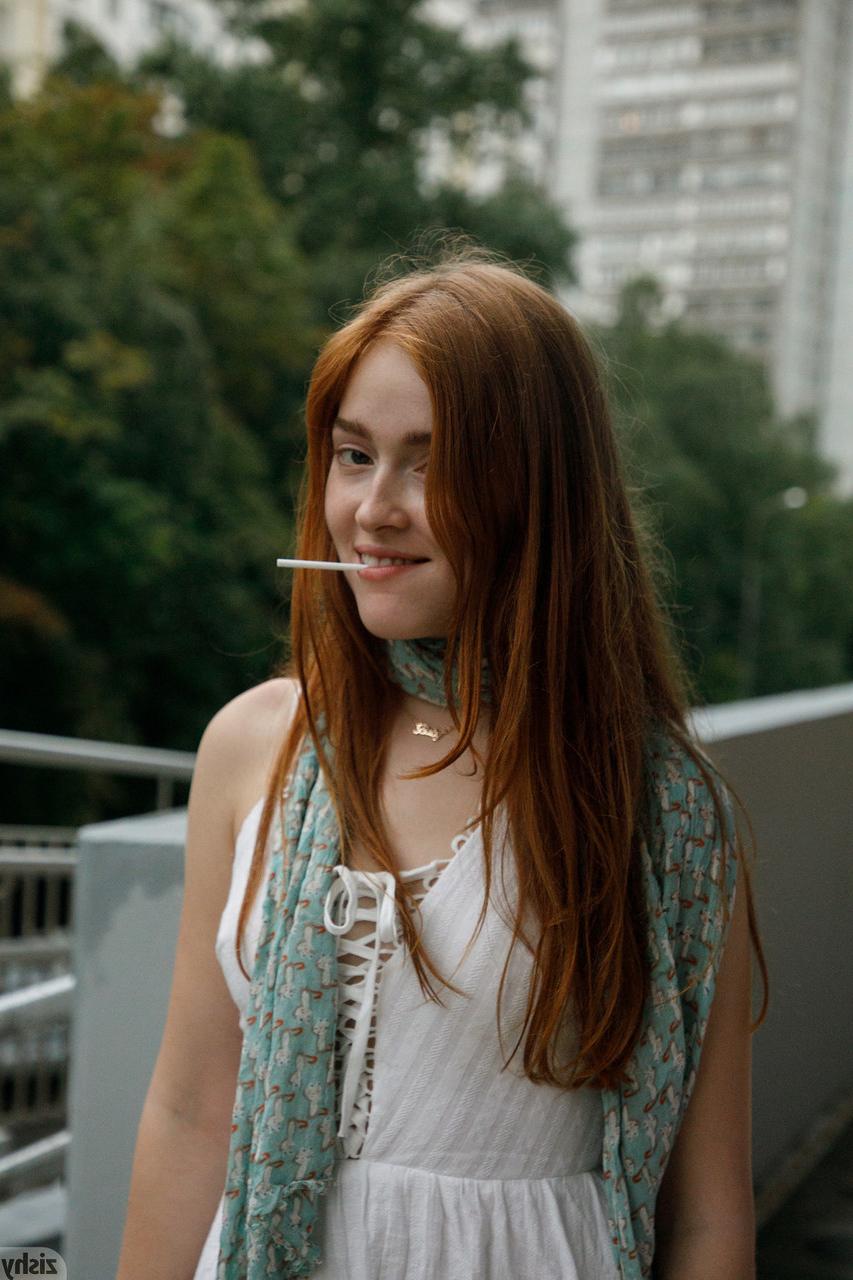 13P A bela ruiva Jia Lissa mostra sua calcinha e seus peitos minúsculos em público