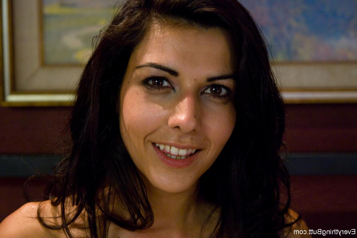 17P A escrava sexual francesa Lou Charmelle sofre dolorosos dedilhados e alongamentos anais
