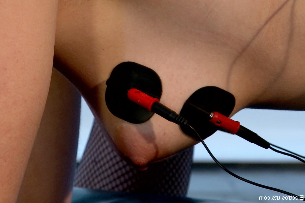 20P Lezdom Melody Jordan disciplina Chanel Preston em ação eletrosex BDSM quente