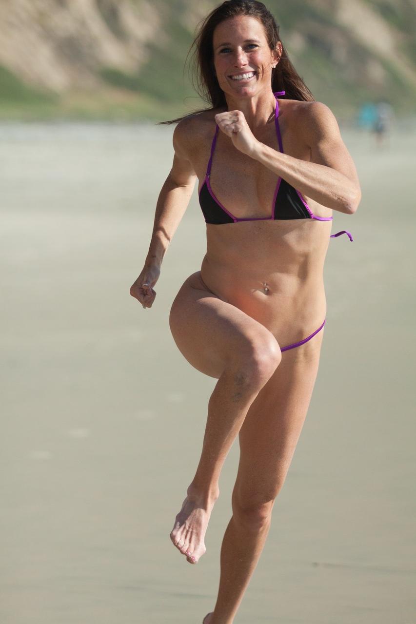 20P La sexy madura totalmente natural Sofie Marie corre por la playa en un bikini muy diminuto