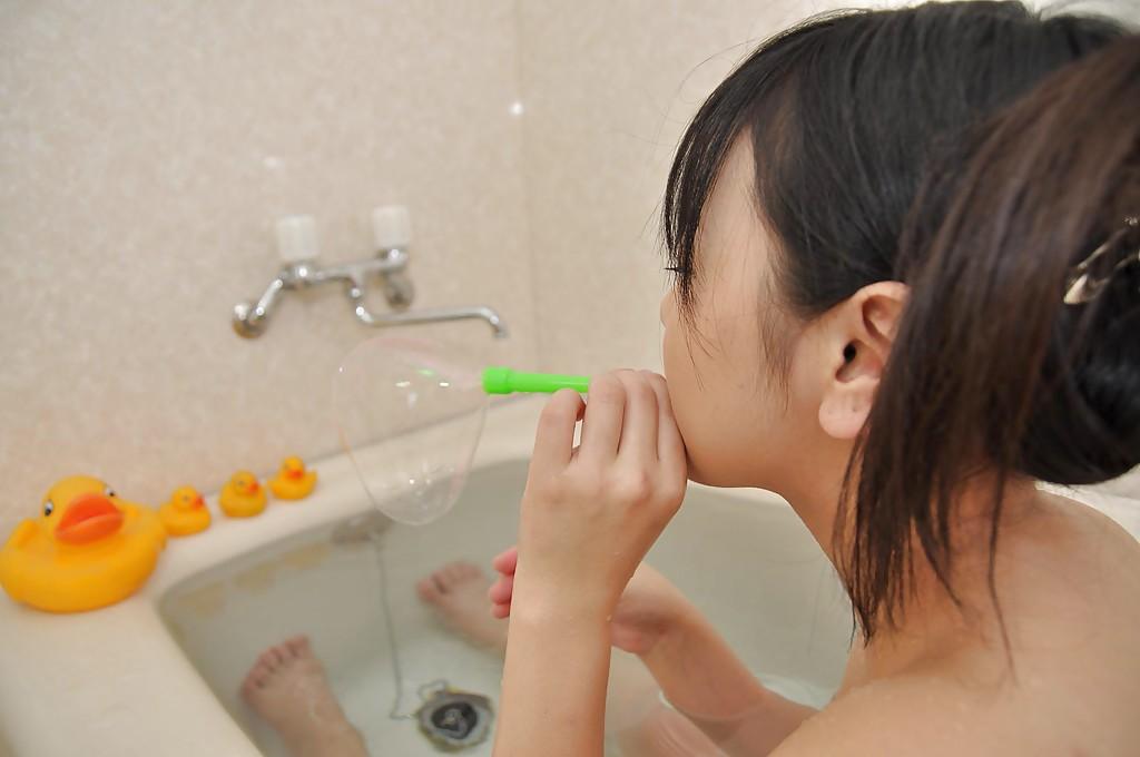 16P La juguetona adolescente asiática Syoko Narita se divierte en el baño