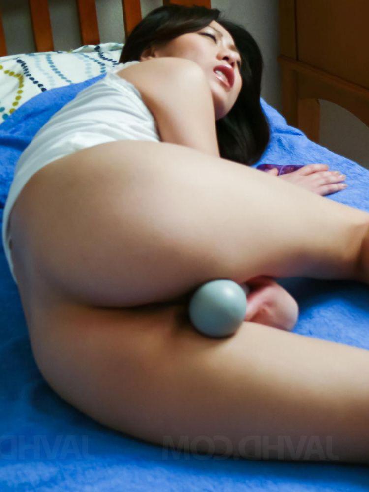 16P A japonesa Hina Aisawa se masturba antes de receber ajuda