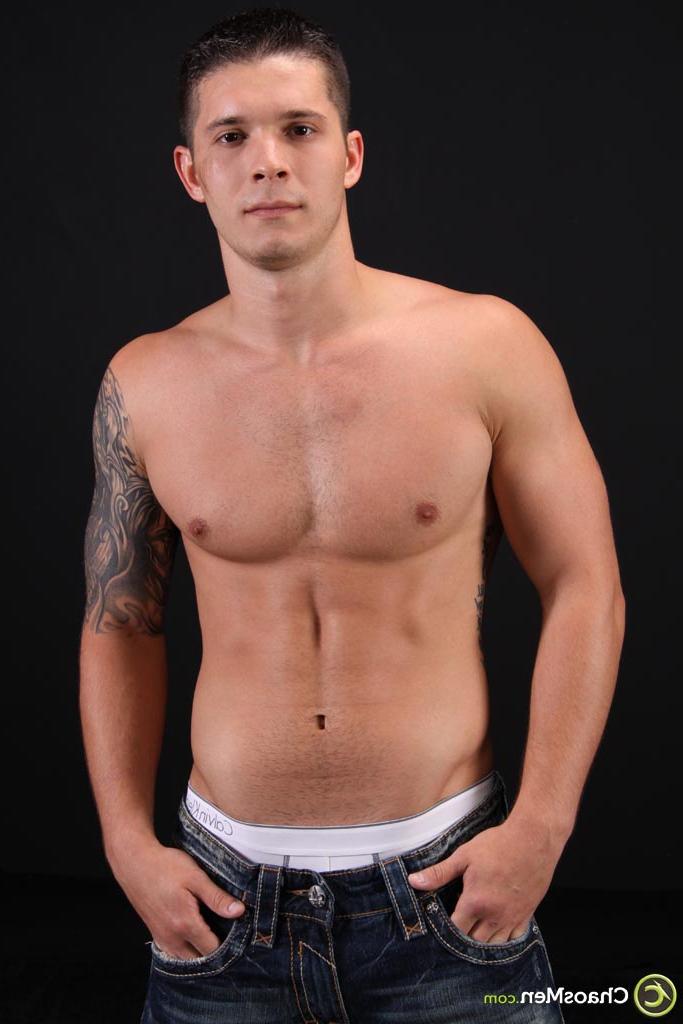 20P El modelo latino gay haigan muestra su polla dura y peluda y su culo apretado