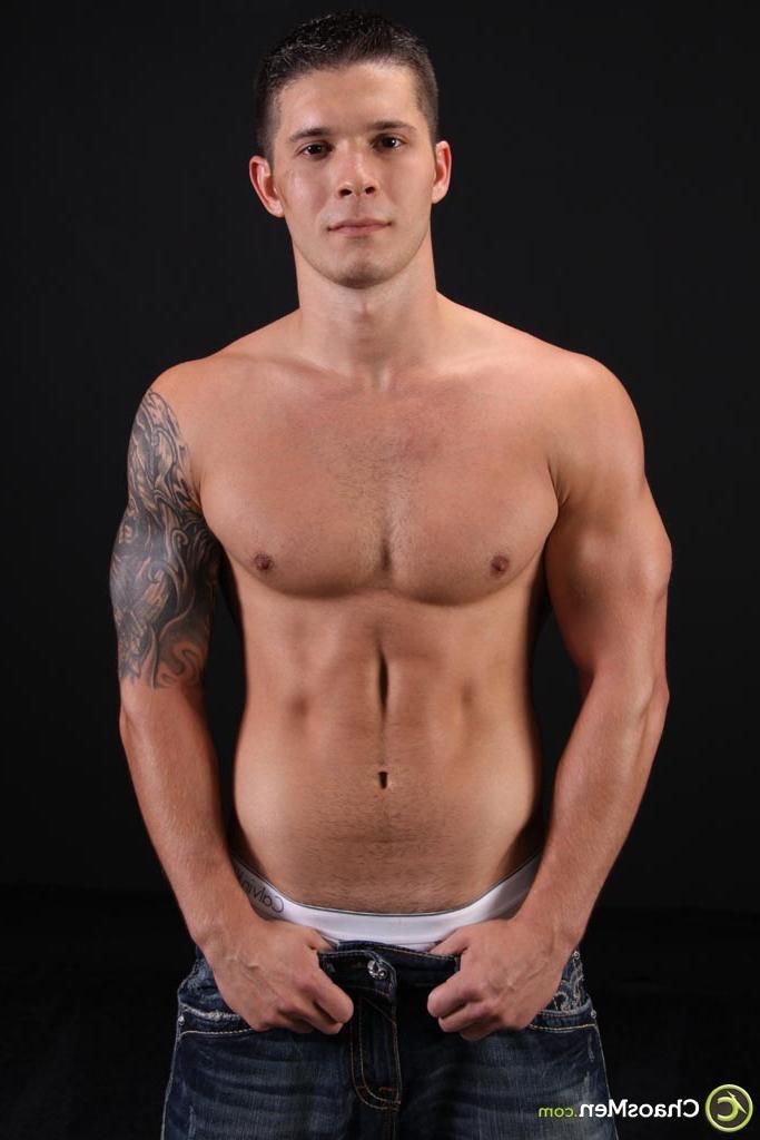 20P El modelo latino gay haigan muestra su polla dura y peluda y su culo apretado