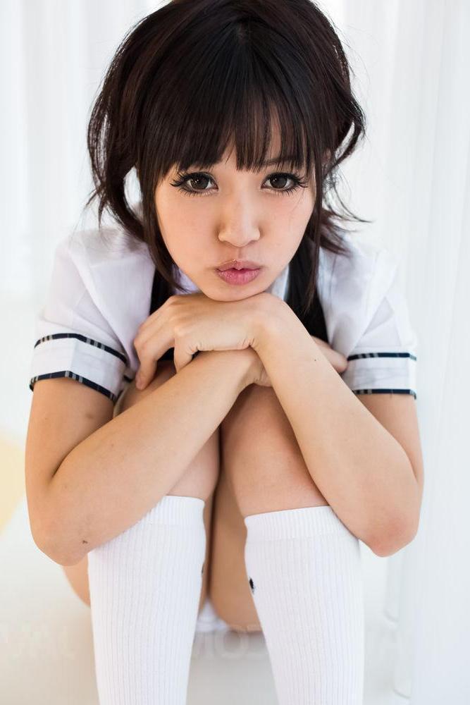 15P A adorável estudante japonesa Kotomi ostenta a boca cheia de esperma depois de um boquete
