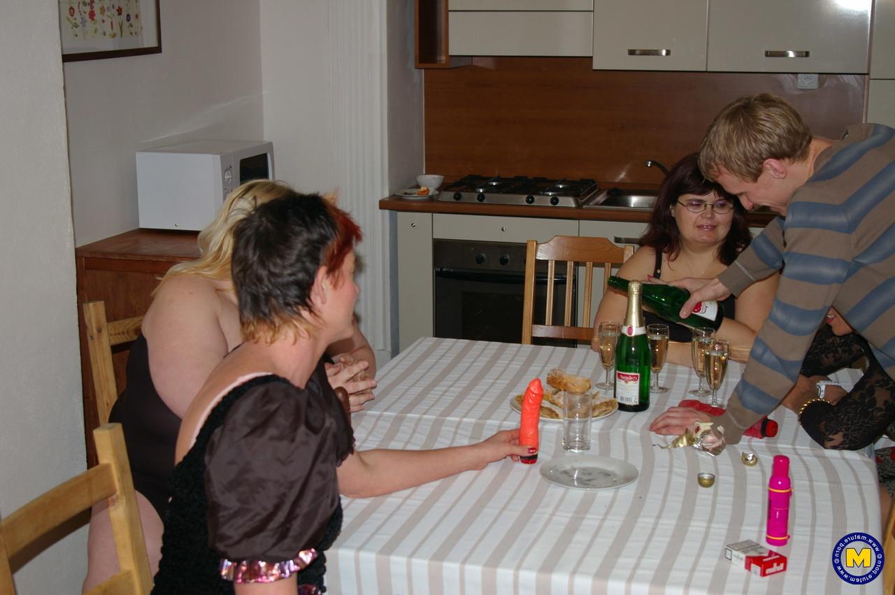 20P Les grosses matures Elja, Petra, Uma et Veri ont des relations sexuelles en groupe sauvages avec un jeune étalon