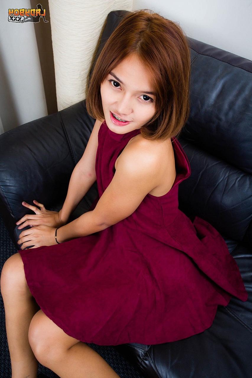 16P A t-girl asiática sem calcinha Nok tira o vestido vermelho e abre as bochechas grandes