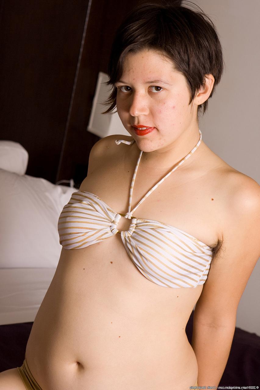 20P Carly, une jeune potelée aux cheveux courts, se déshabille et joue avec sa chatte mal rasée.
